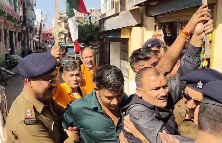 सैनिक सम्मान कार्यक्रम के दौरान हल्द्वानी पहुंचे मुख्यमंत्री का विरोध करने जा रहे यू के डी कार्यकर्ताओं को पुलिस द्वारा किया गया नजरबंद