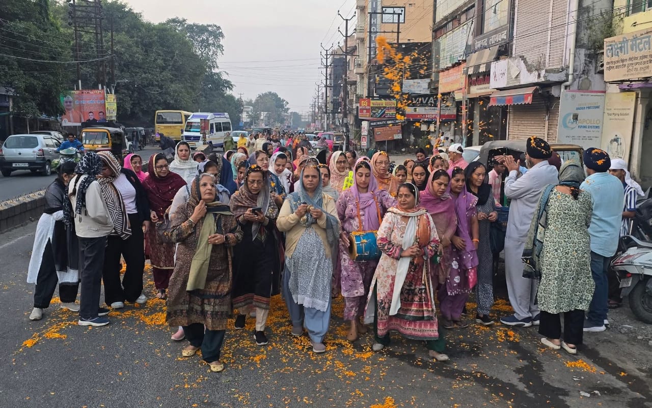 हल्द्वानी में श्री गुरु नानक देव जी के 556 वे प्रकाश पर्व पर गुरुद्वारा श्री गुरु सिंह सभा द्वारा प्रभातफेरी का किया आयोजन