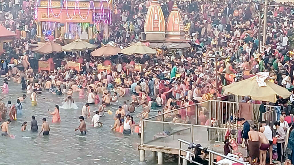 हरिद्वार में कार्तिक पूर्णिमा पर श्रद्धालुओं की उमड़ी भीड़, सुरक्षा के कड़े इंतजाम